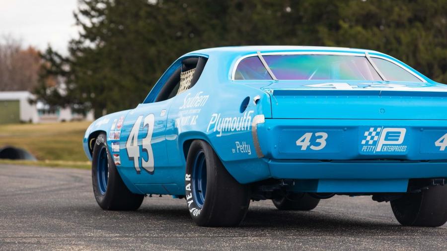 Детали экстерьера Plymouth Road Runner Richard Petty NASCAR 1971 года  (фото 12 из 20)